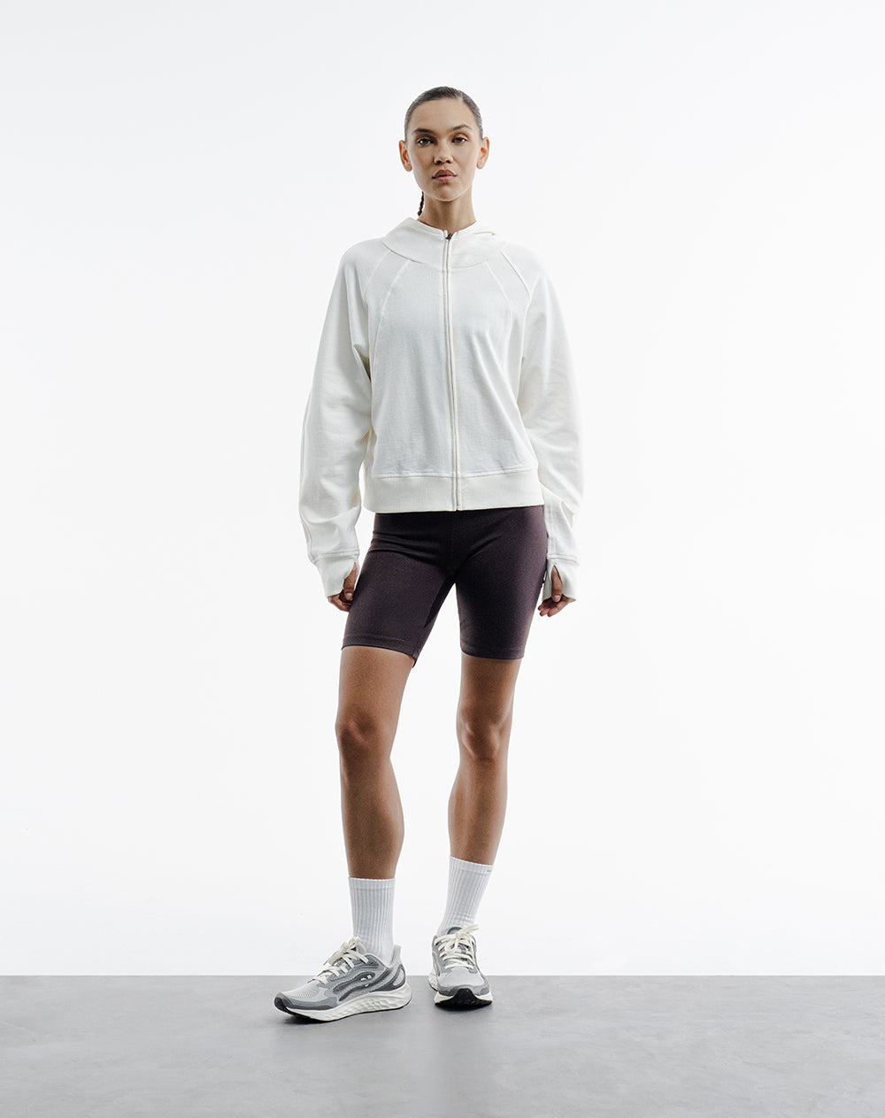 Biker deportivo tiro alto control abdomen café mujer