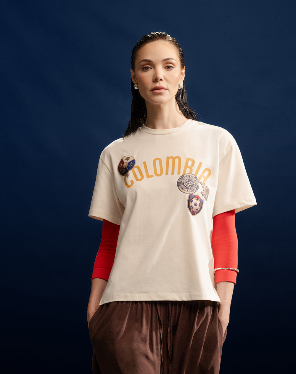 Camiseta regular edición Colombia crema mujer