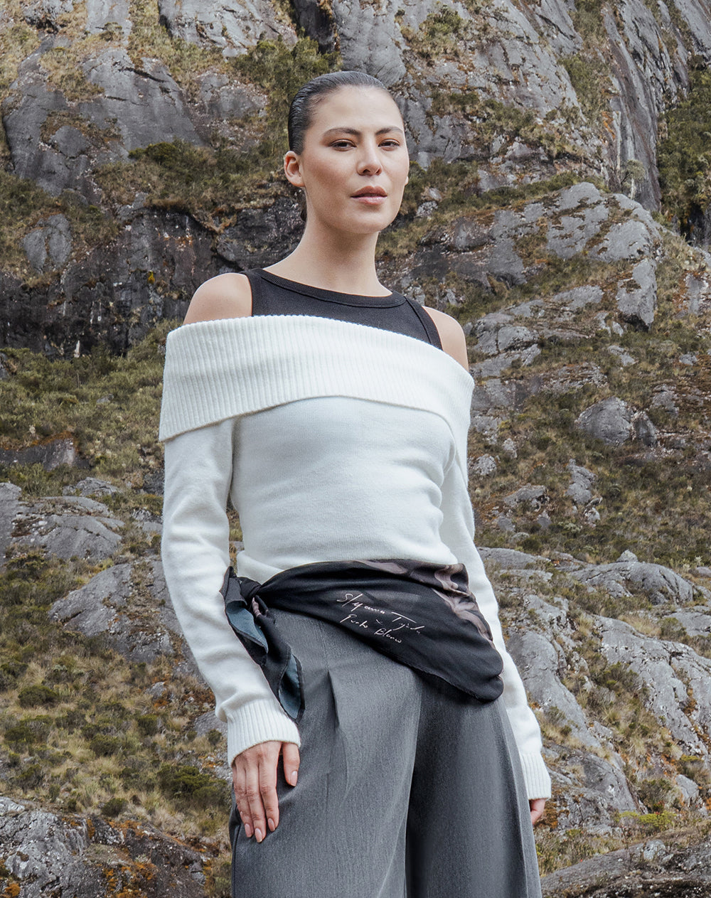 Buzo slim tejido de punto off shoulder avena mujer
