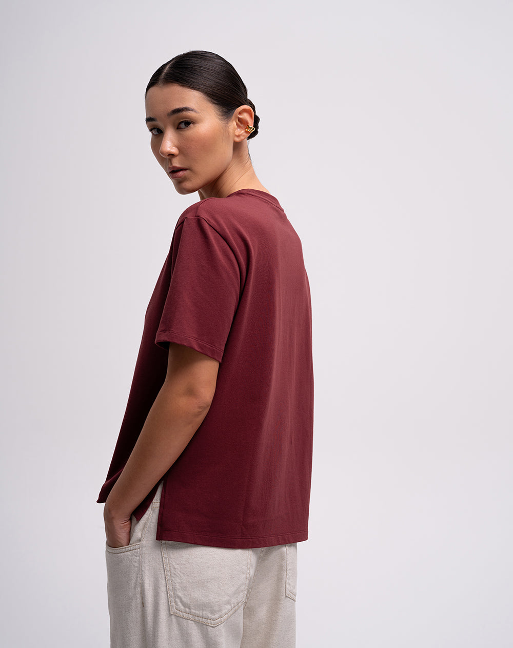 Camiseta regular fit manga corta vinotinto