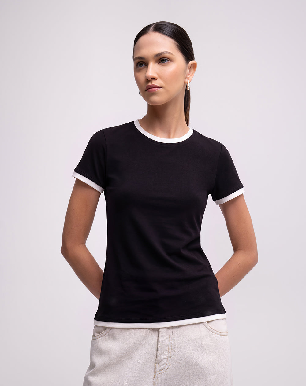 Camiseta slim fit manga corta negra