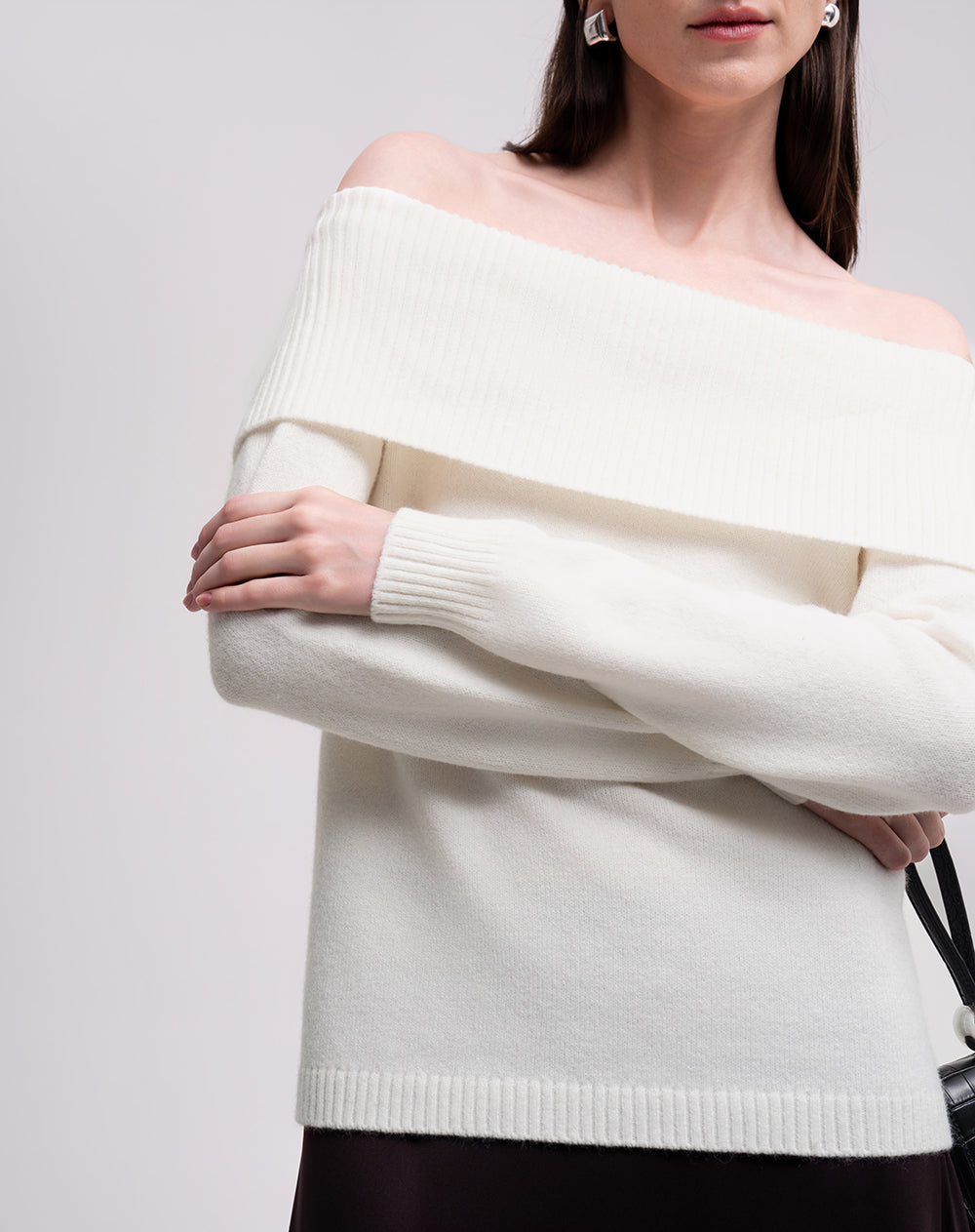 Buzo slim tejido off shoulder avena mujer