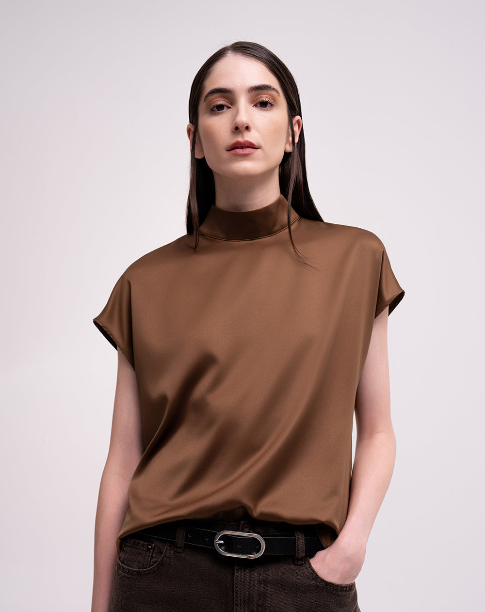 Blusa loose cuello alto café mujer
