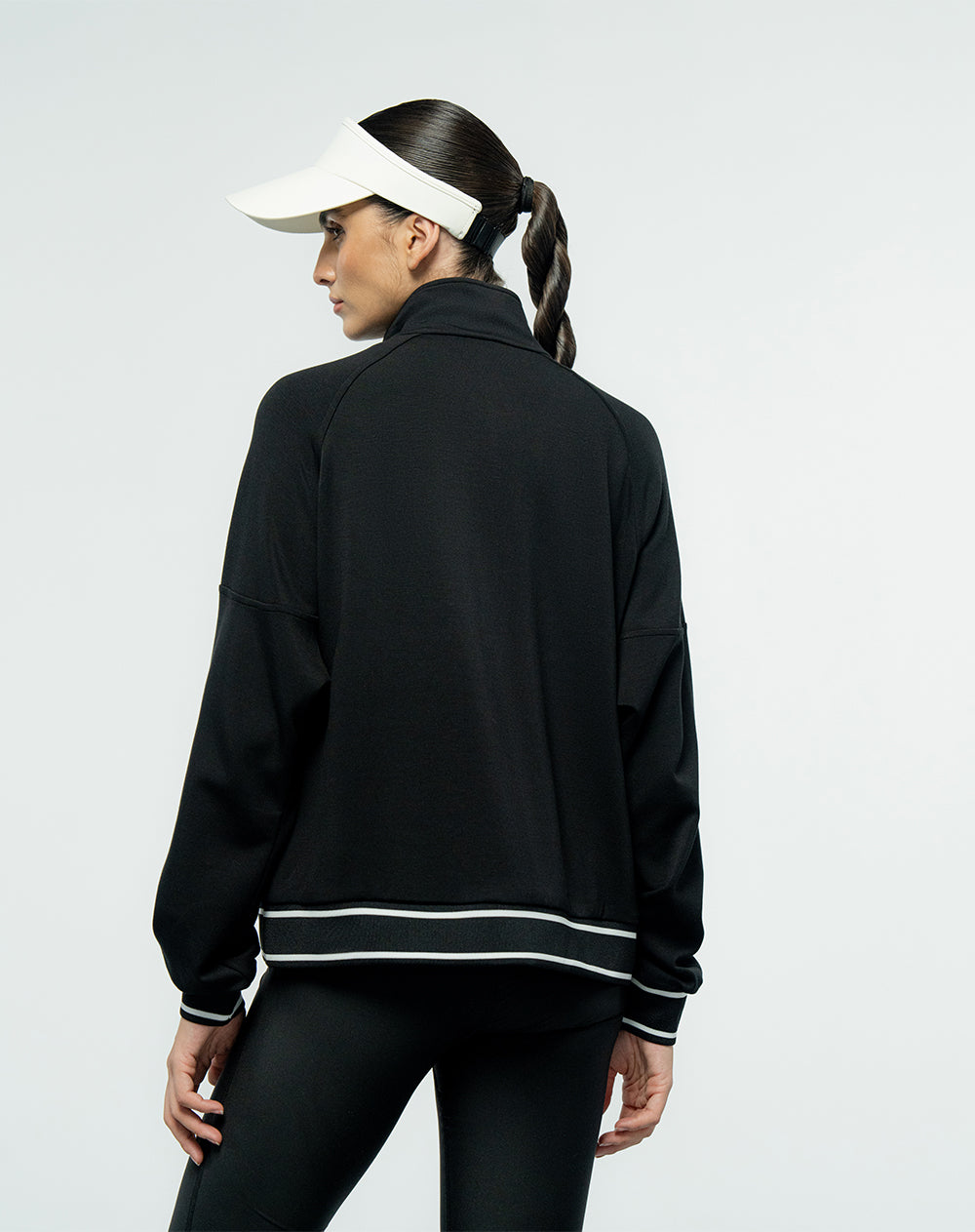 Buzo con cierre en cuello negro mujer