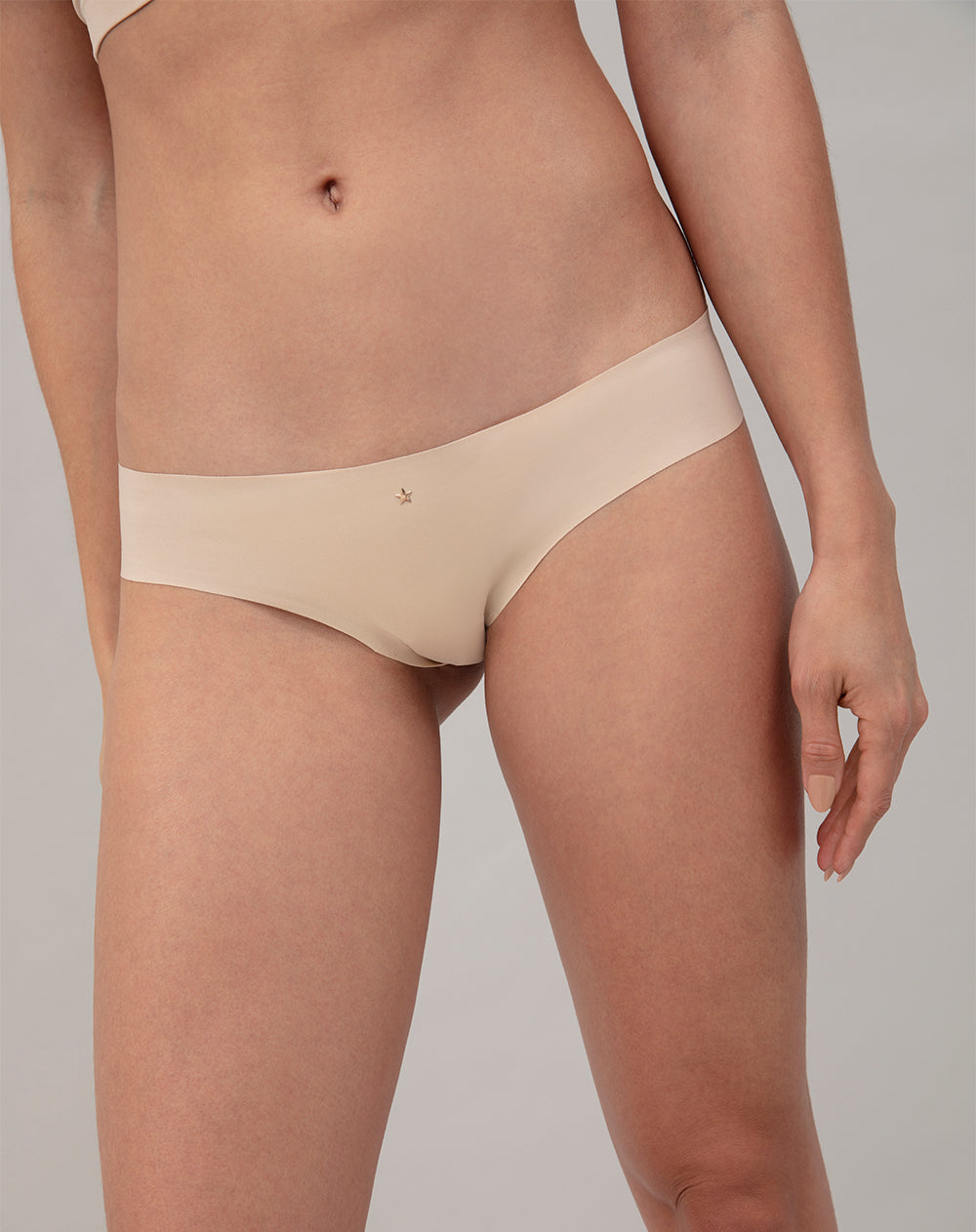 Panty tipo tanga microfibra invisible habano