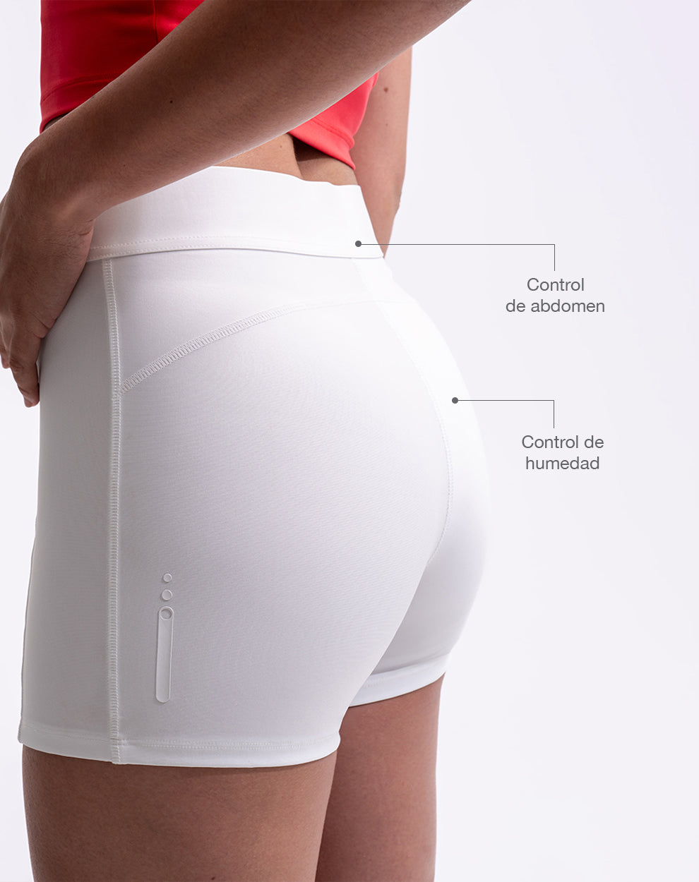 Biker deportivo tiro medio control abdomen blanco mujer