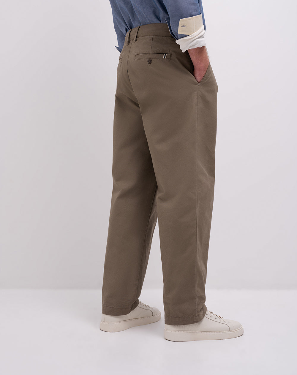 Pantalón regular tiro medio café hombre