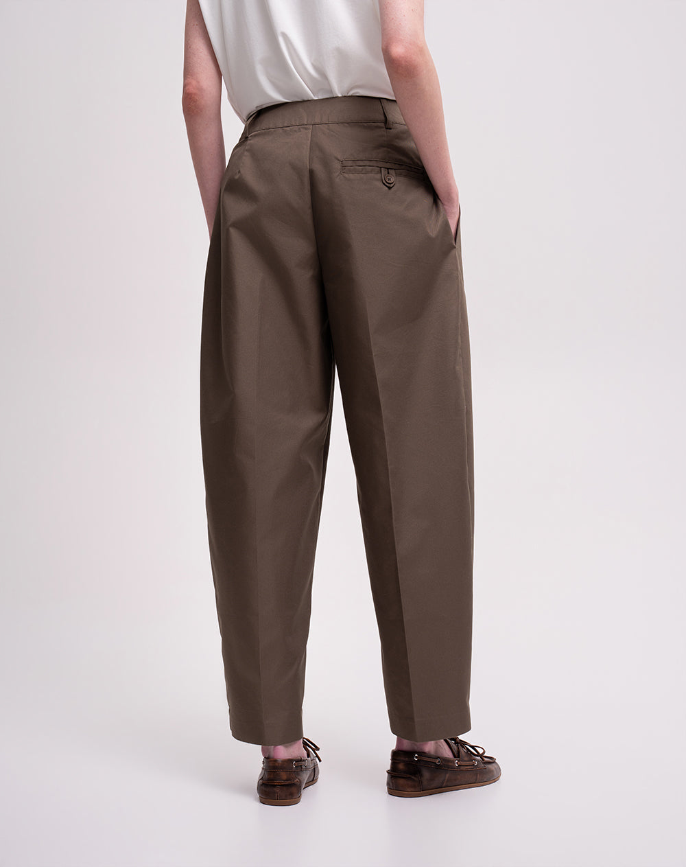 Pantalón silueta balloon tiro alto en drill café mujer