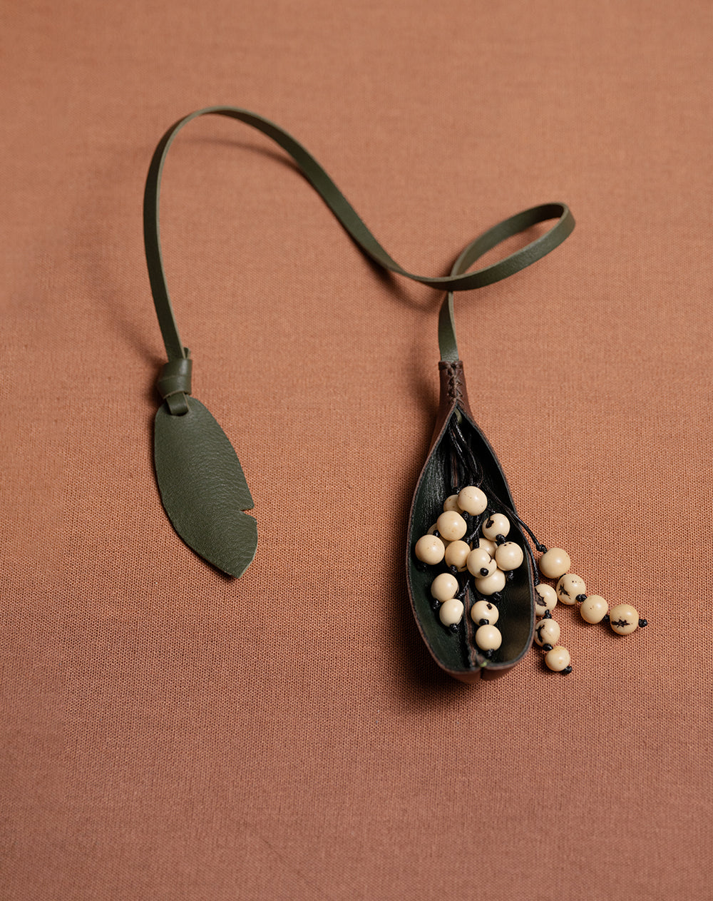 Charm flor Asaí Ballen - Punto Blanco cuero