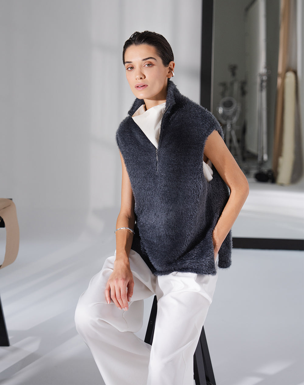 Chaleco tejido afelpado cuello alto gris mujer