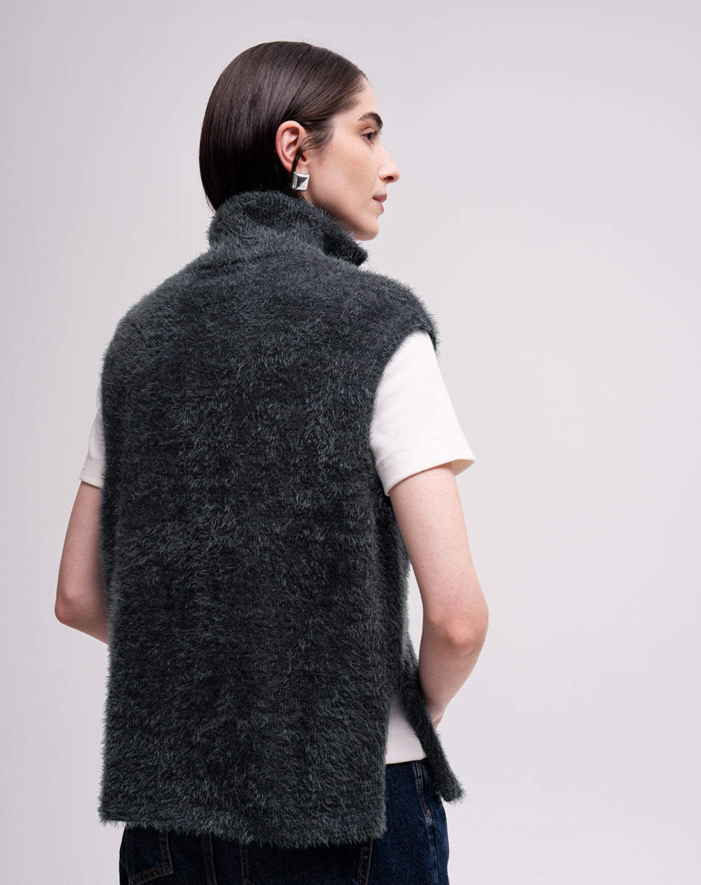 Chaleco tejido afelpado cuello alto gris mujer