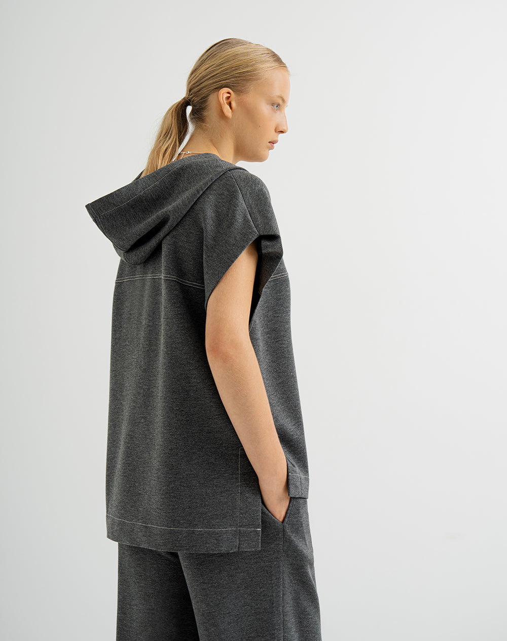 Chaleco oversize con capucha gris mujer