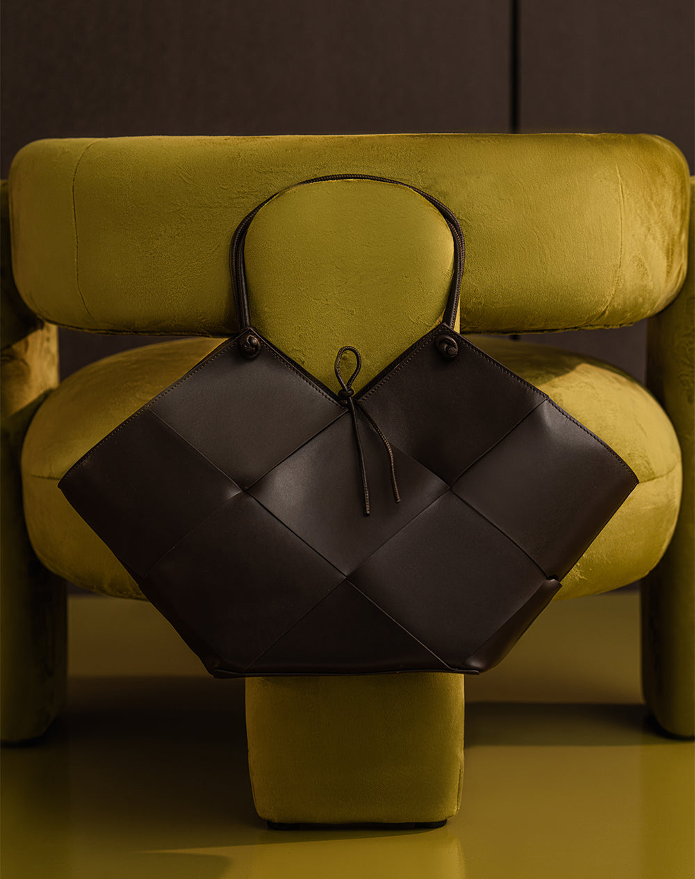 Bolso estructurado efecto trenzado café mujer