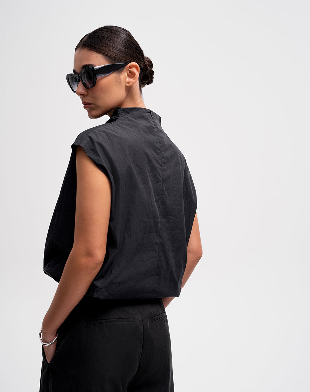 Blusa cuello tortuga con cierre negra mujer