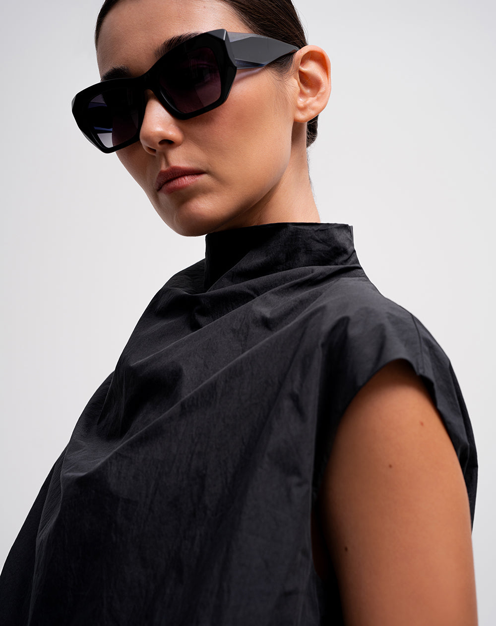 Blusa globo cuello tortuga negra mujer