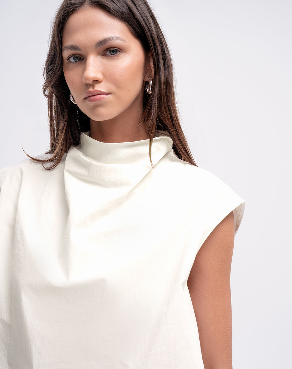 Blusa cuello tortuga con cierre vainilla mujer