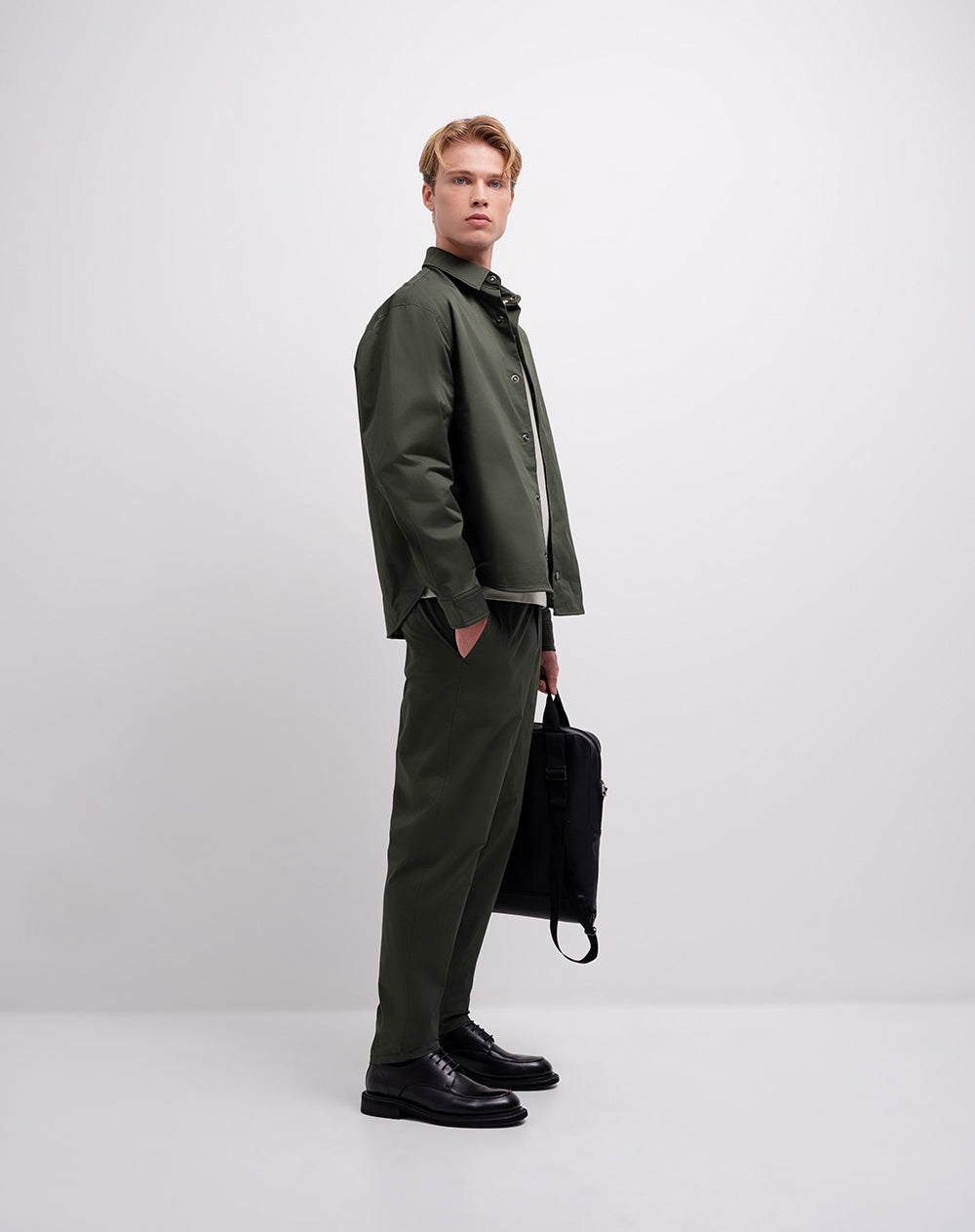 Pantalón chino regular tiro medio verde hombre hombre