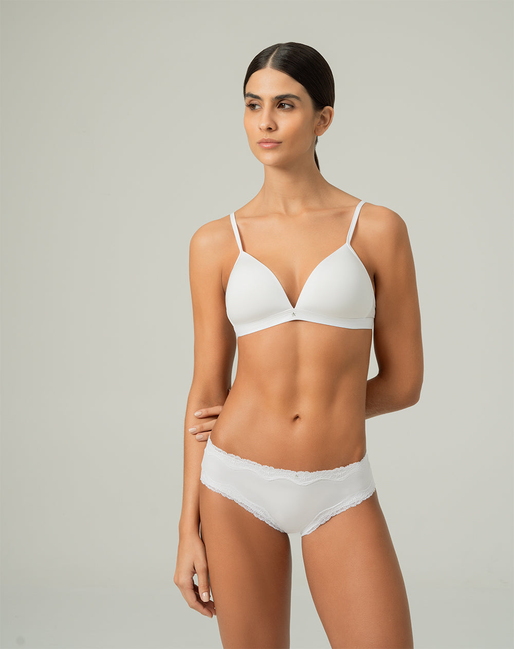 Panty cachetero microfibra más encaje blanco