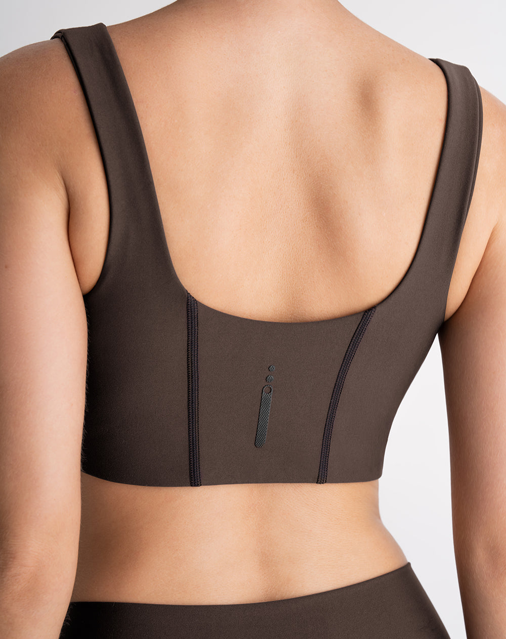Top deportivo soporte medio control humedad café