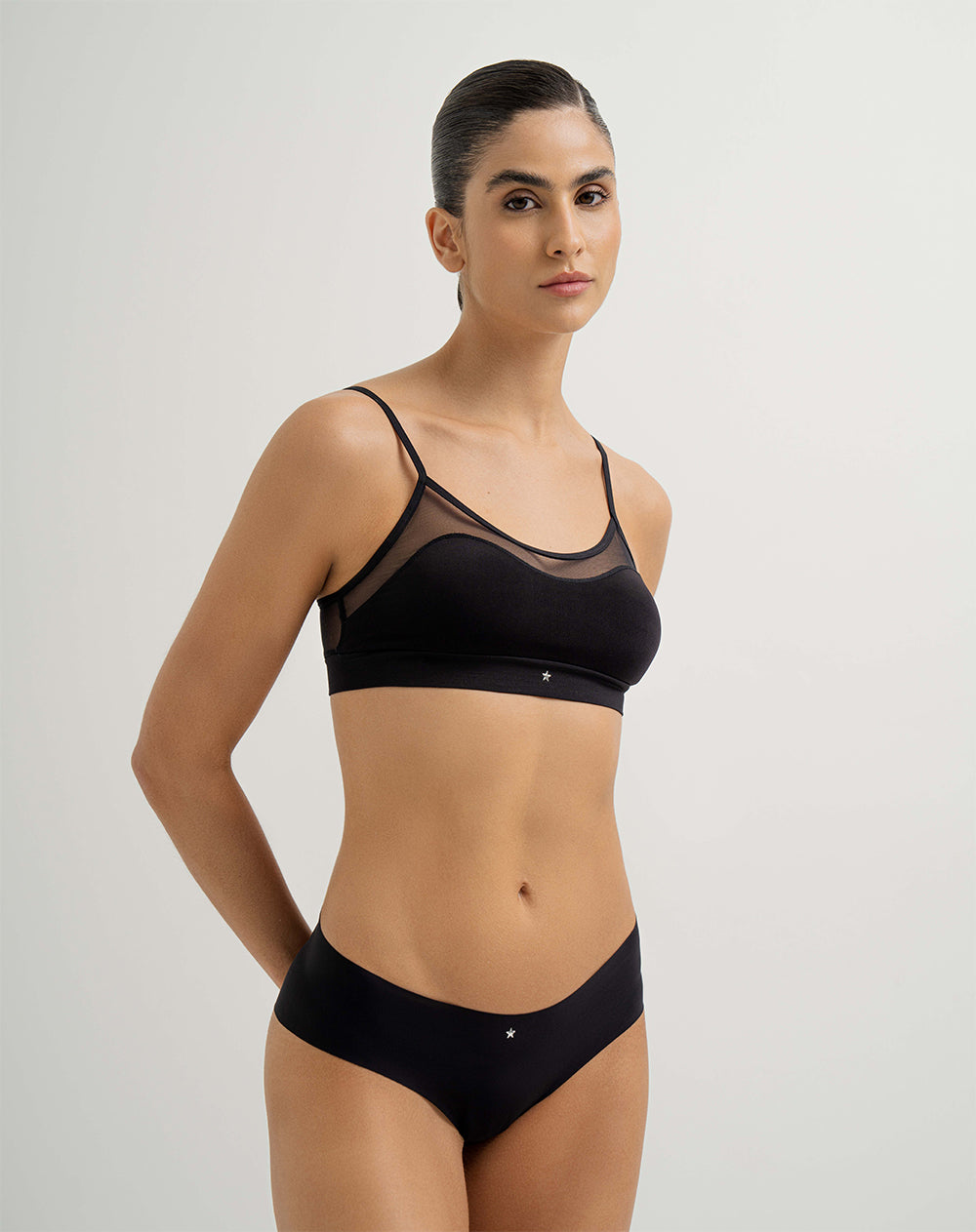 Top soporte medio pocas costuras y tull negro