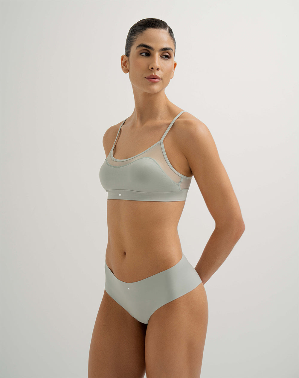 Top soporte medio pocas costuras y tull verde