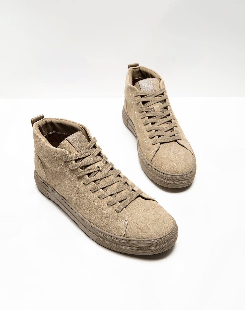 Tenis high top en cuero gamuza café hombre