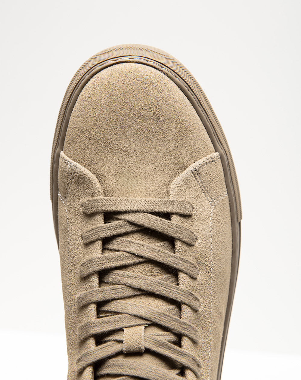 Tenis high top en cuero gamuza café hombre