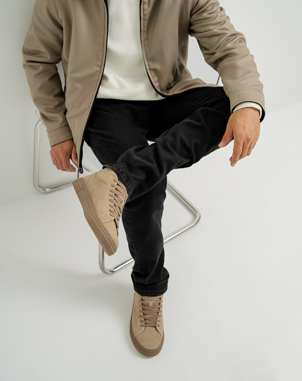 Tenis high top en cuero gamuza café hombre