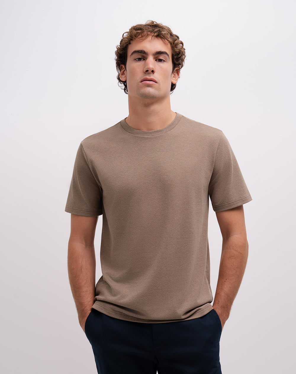Camiseta regular café hombre