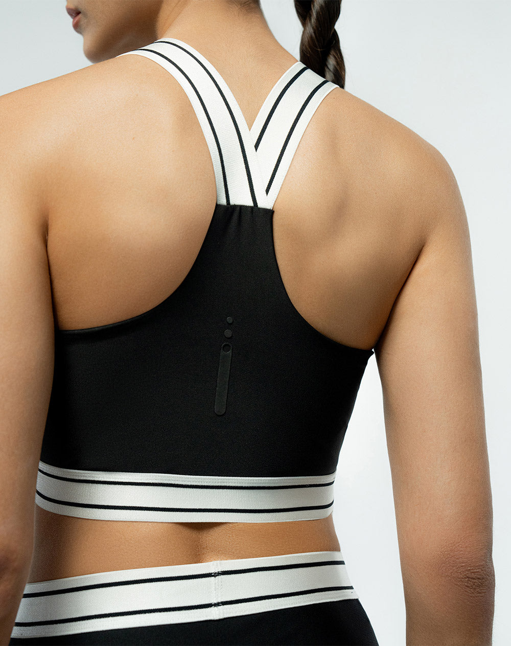 Top deportivo soporte medio control humedad negro