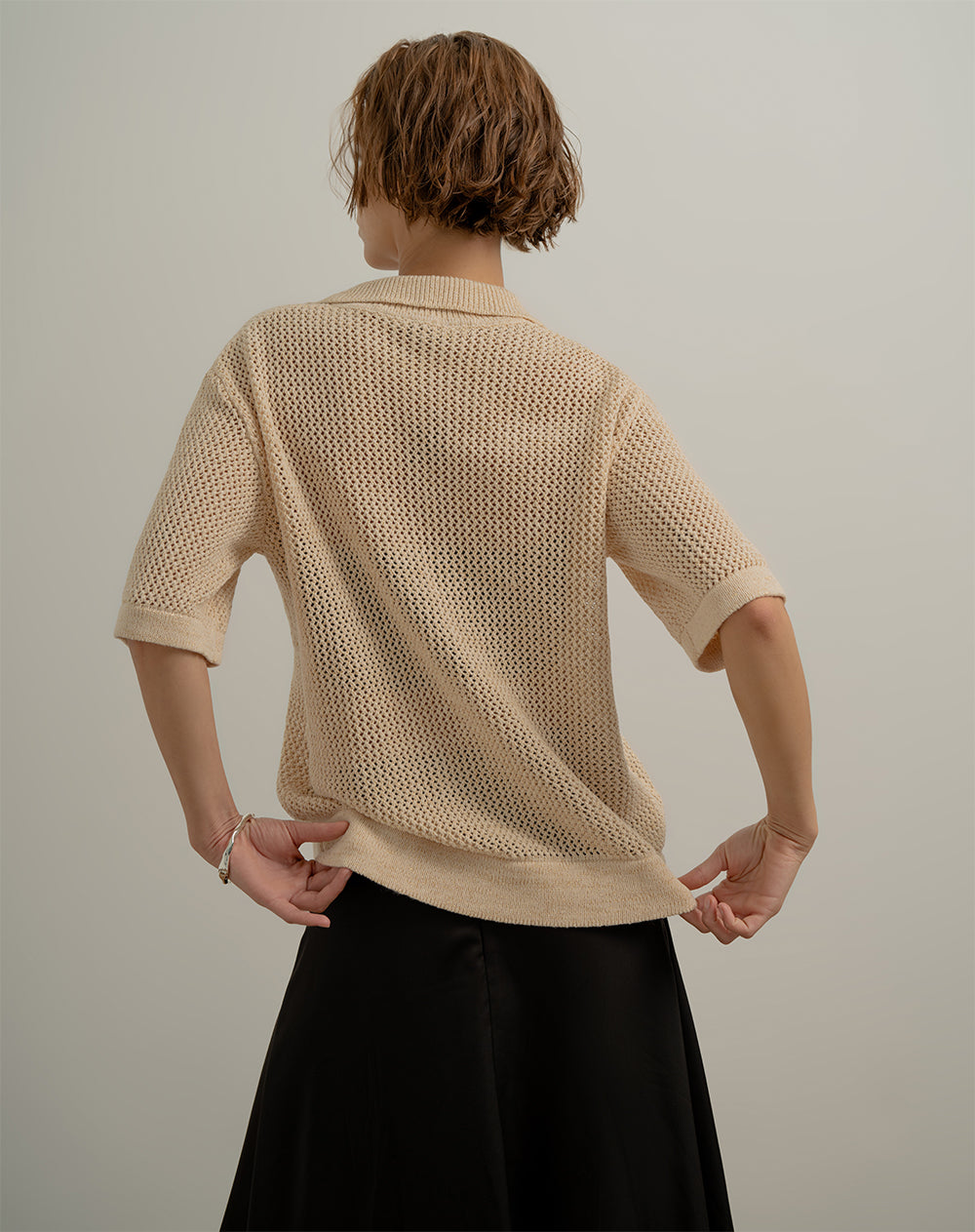 Polo oversize tejida acabado brillo crema mujer