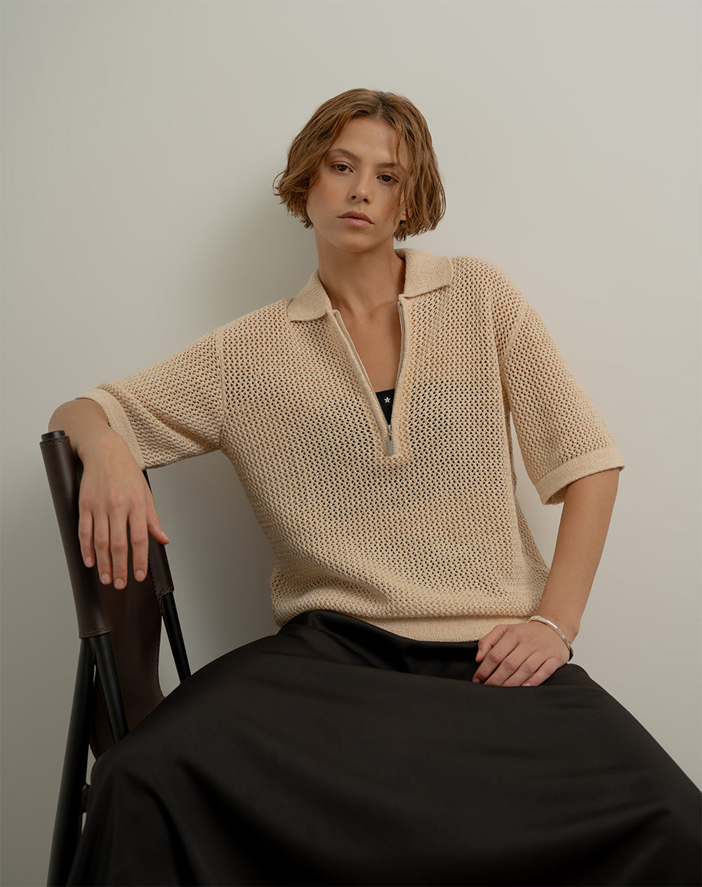 Polo oversize tejida acabado brillo crema mujer