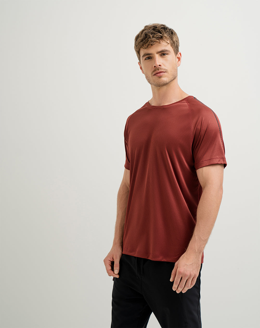 Camiseta deportiva hombre control humedad vinotinto