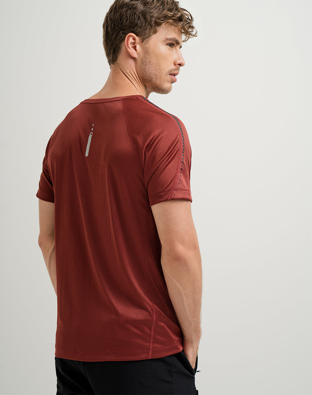 Camiseta deportiva hombre control humedad vinotinto