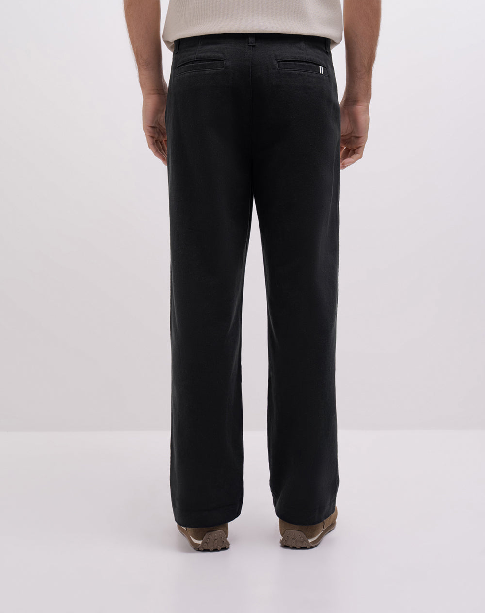 Pantalón regular tiro medio negro hombre