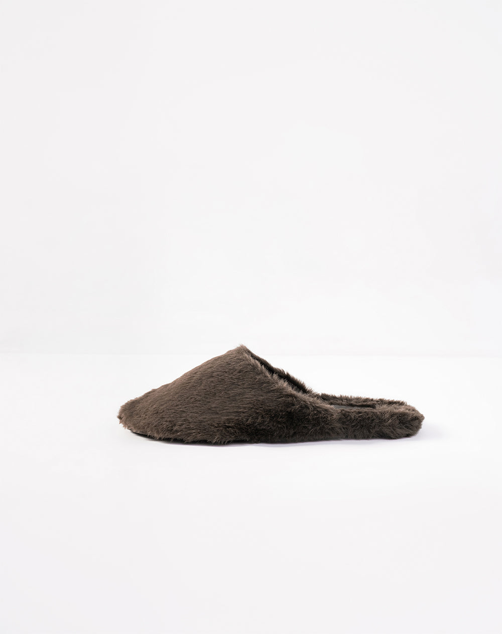 Pantuflas peluche café mujer