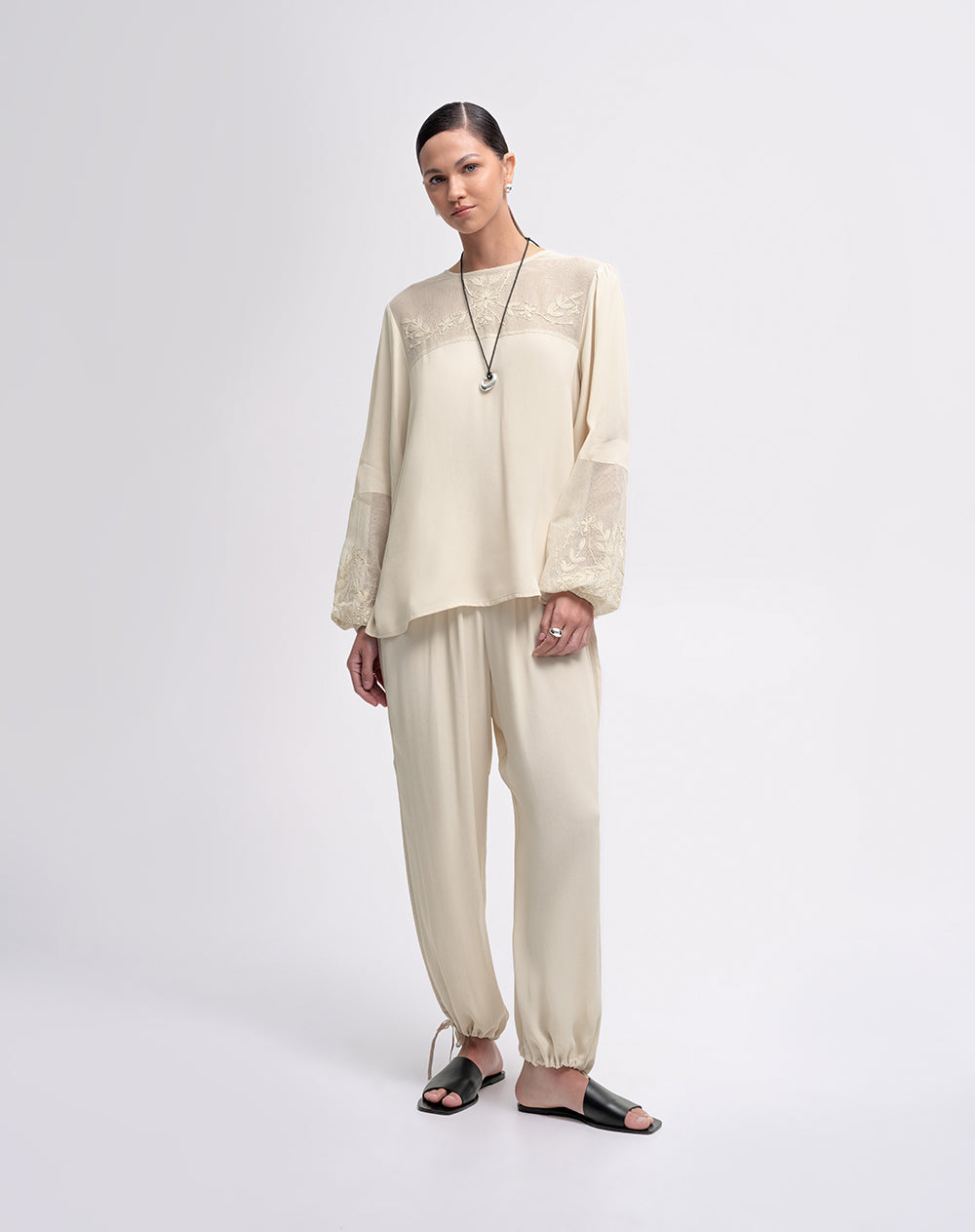 Pantalón tiro medio beige mujer