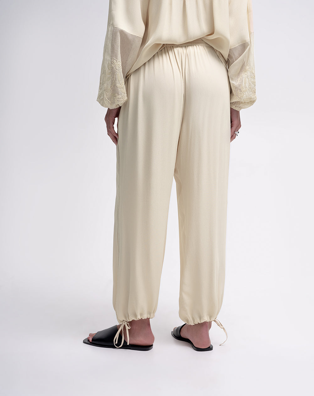Pantalón tiro medio beige mujer