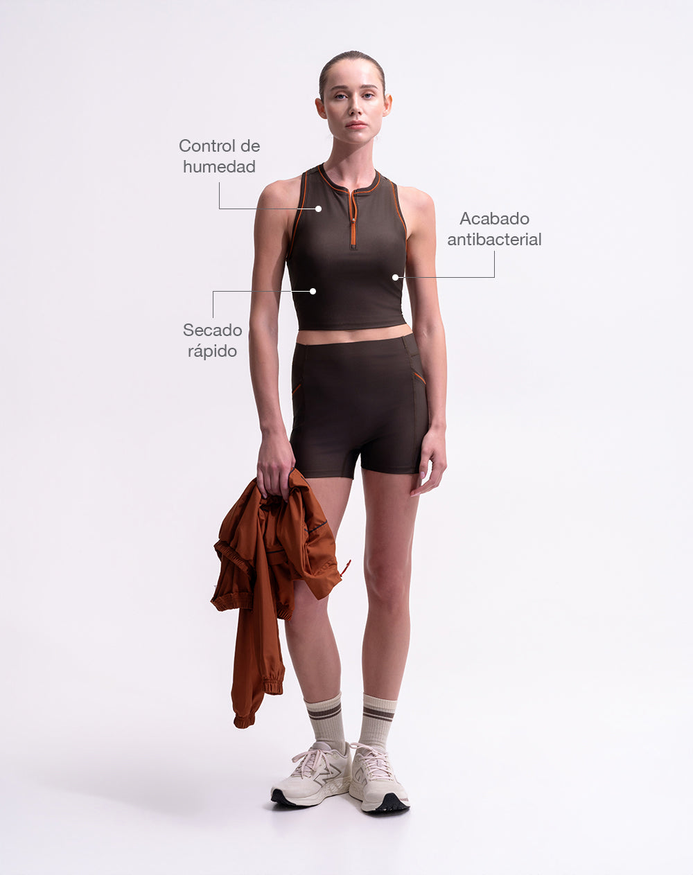Crop top deportivo control humedad café mujer