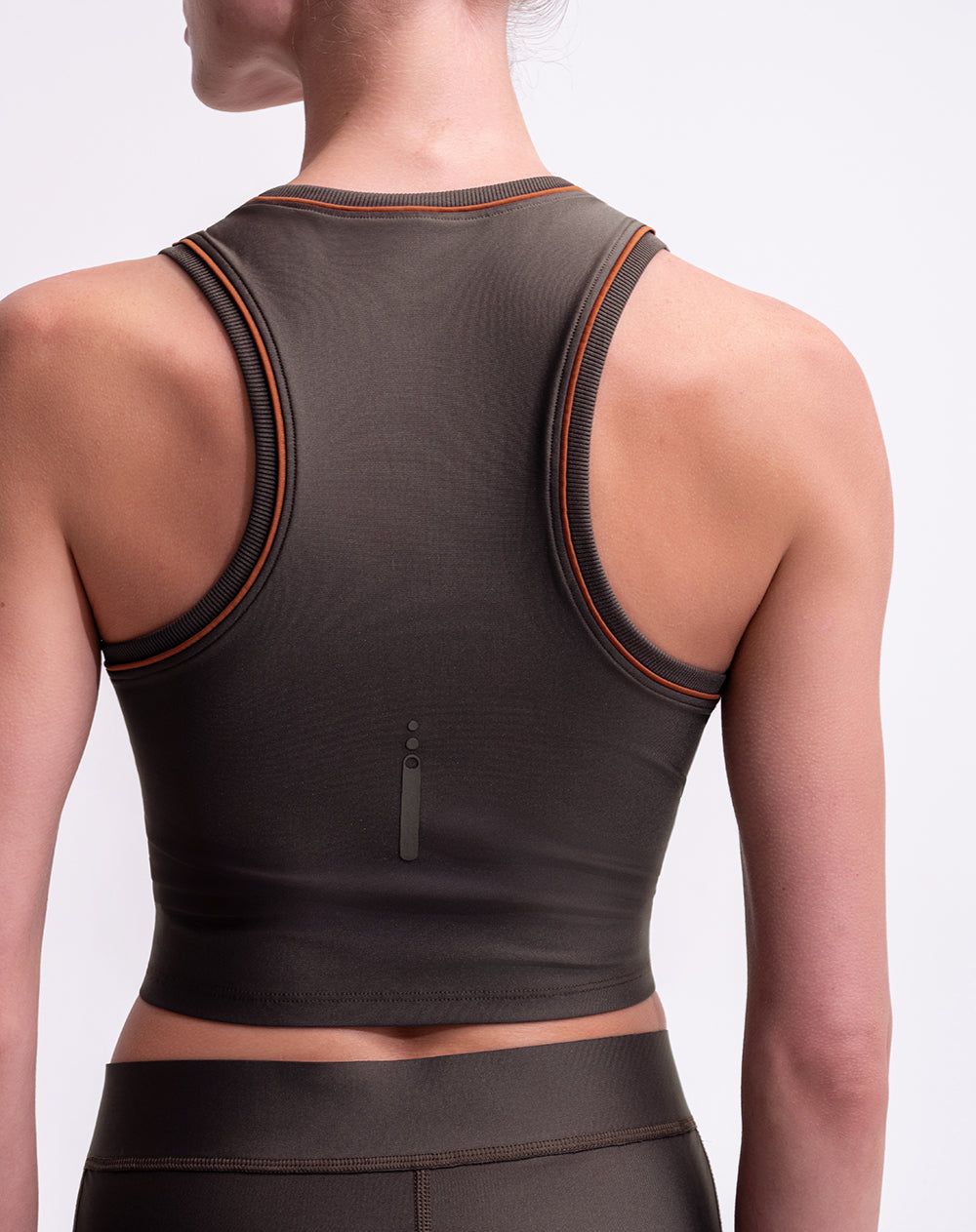 Crop top deportivo control humedad café mujer