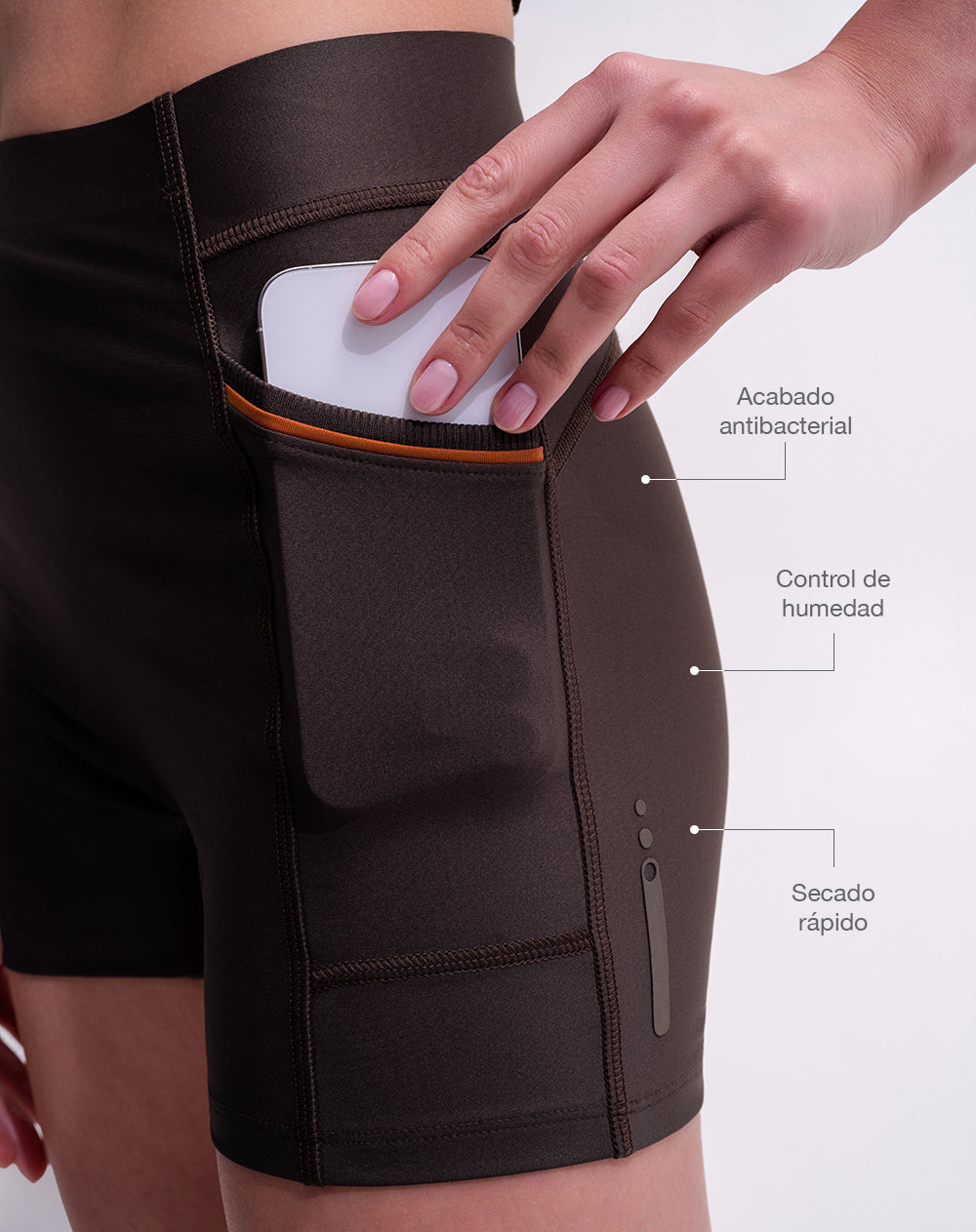 Biker deportivo tiro medio control abdomen café mujer