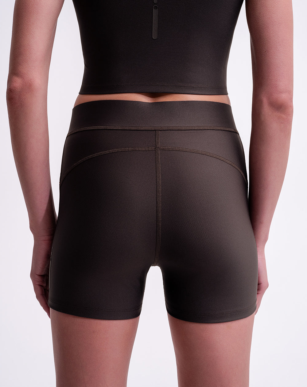 Biker deportivo tiro medio control abdomen café mujer