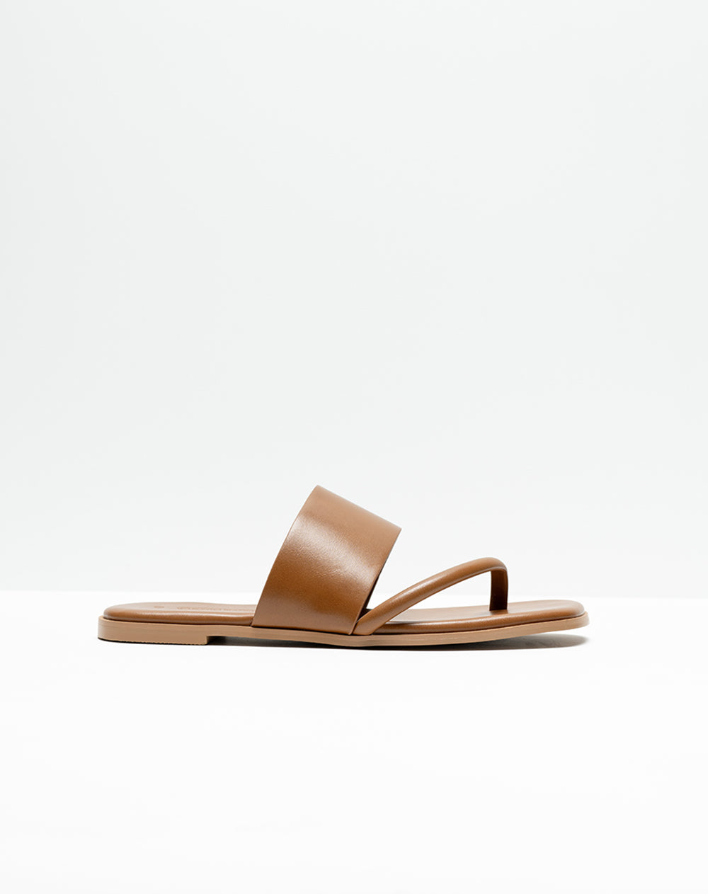 Sandalias planas café mujer