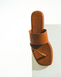 Sandalias planas café mujer