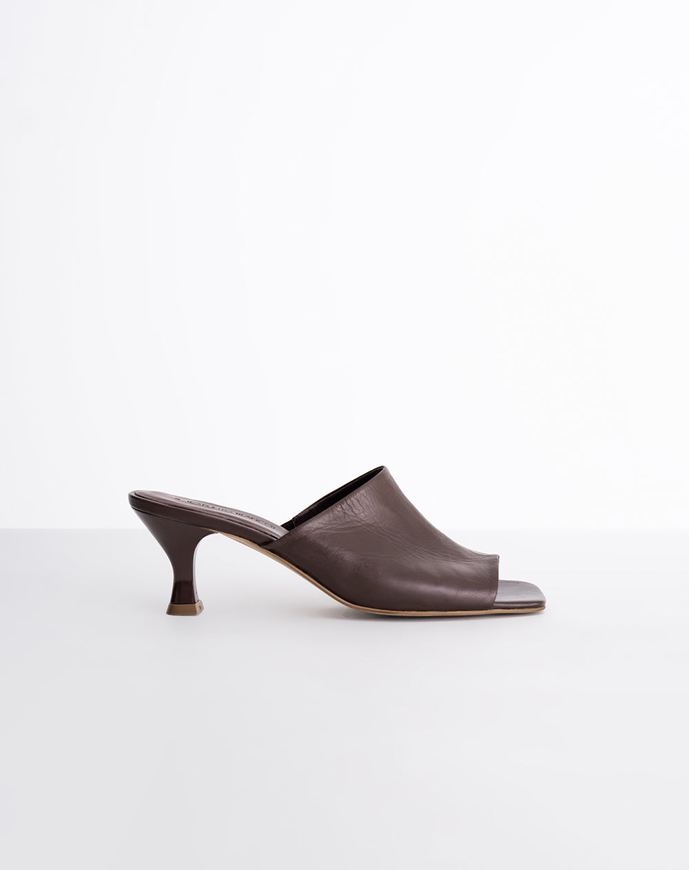 Sandalias mules de tacón bajo cuero café mujer
