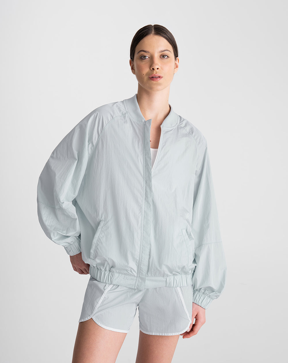 Chaqueta rompevientos oversize gris mujer