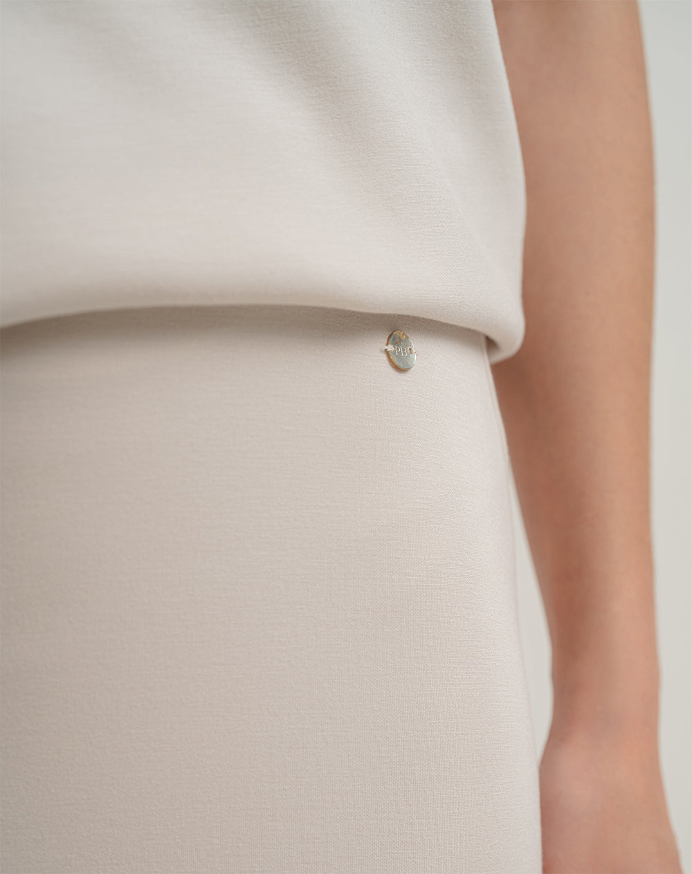 Falda midi tiro alto habano mujer