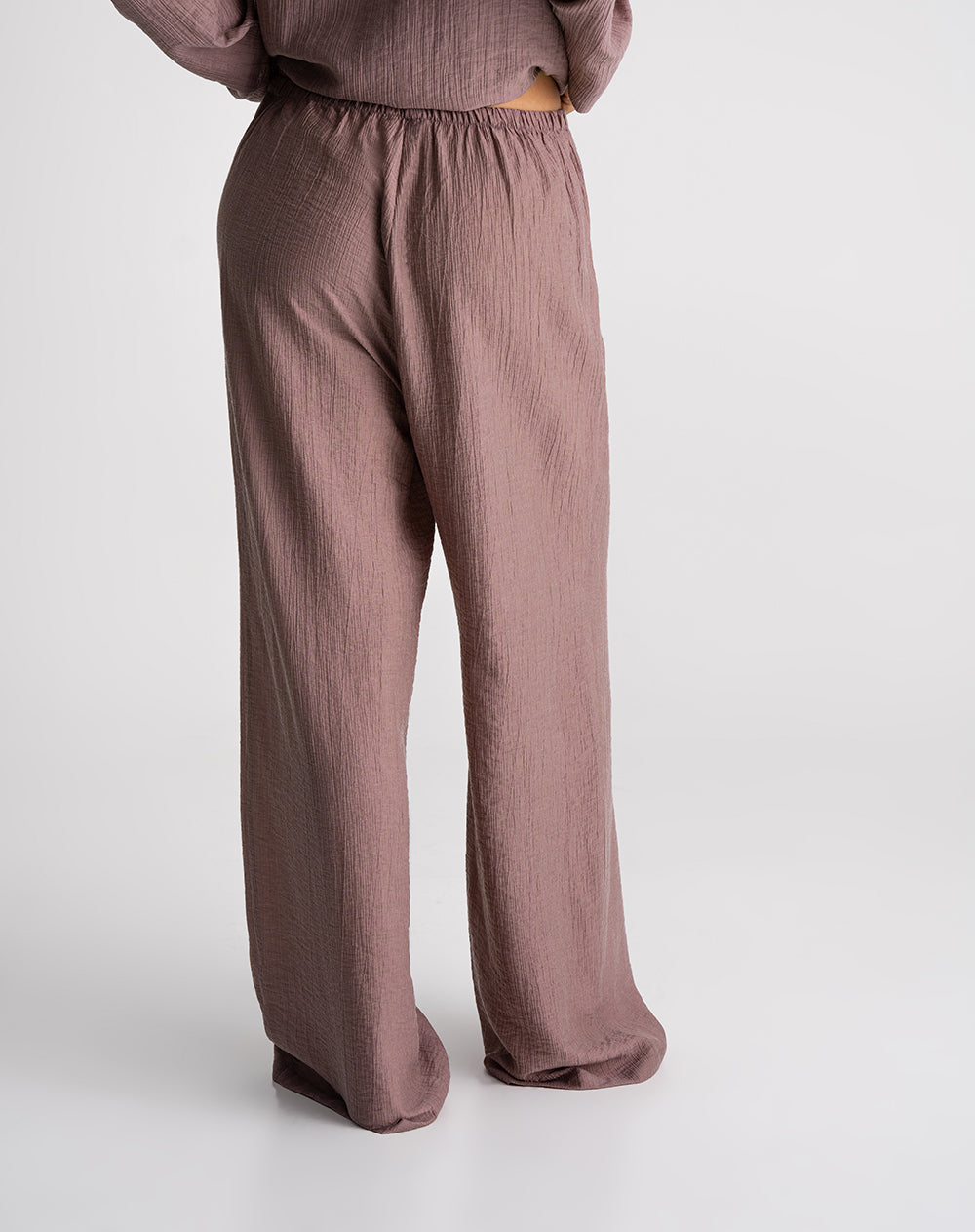 Pantalón tiro alto satín efecto arrugado palo rosa mujer