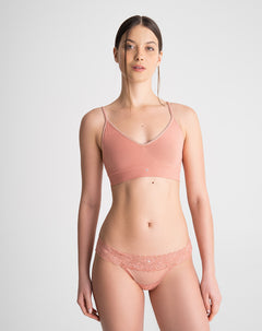 Panty brasilero tiro medio encaje rosado