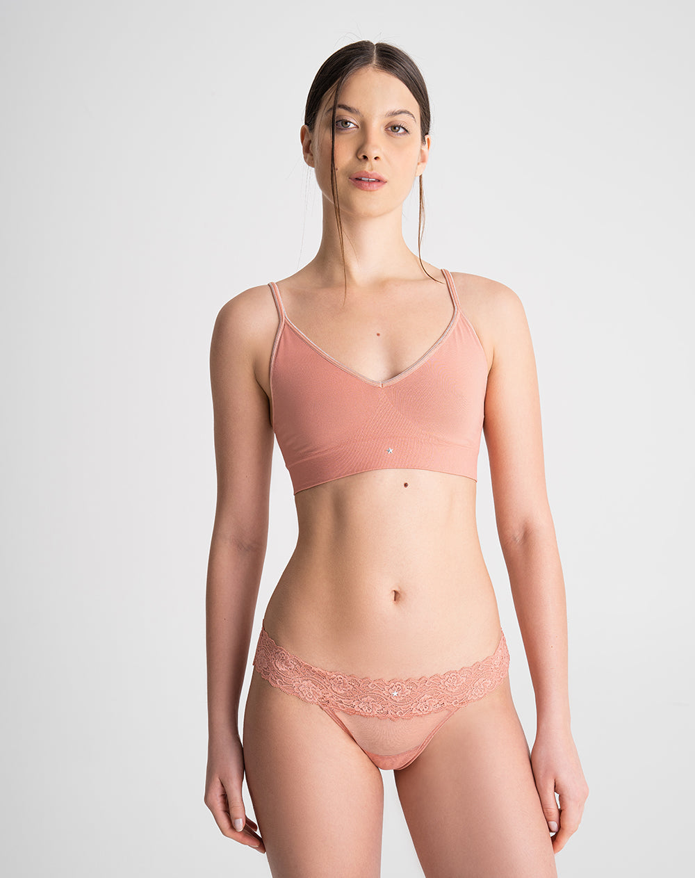 Panty brasilero tiro medio encaje rosado